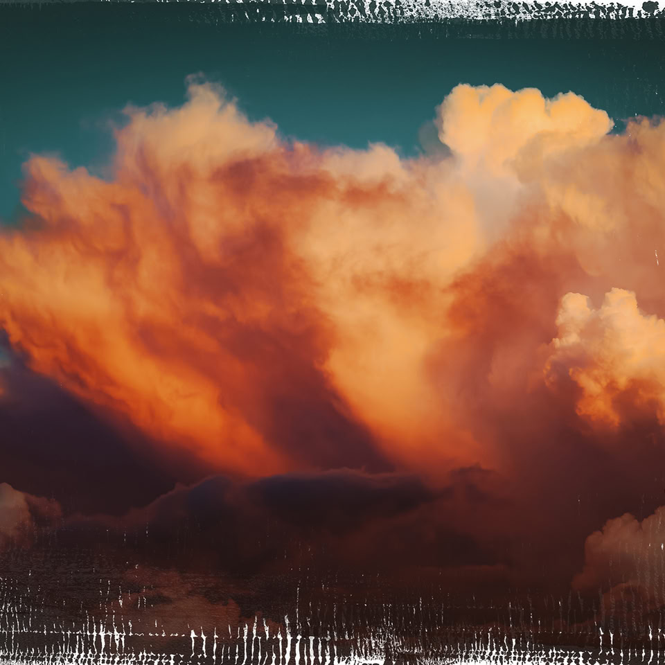 Nuages orange et roses sur un ciel bleu avec un effet de bordure artistique.