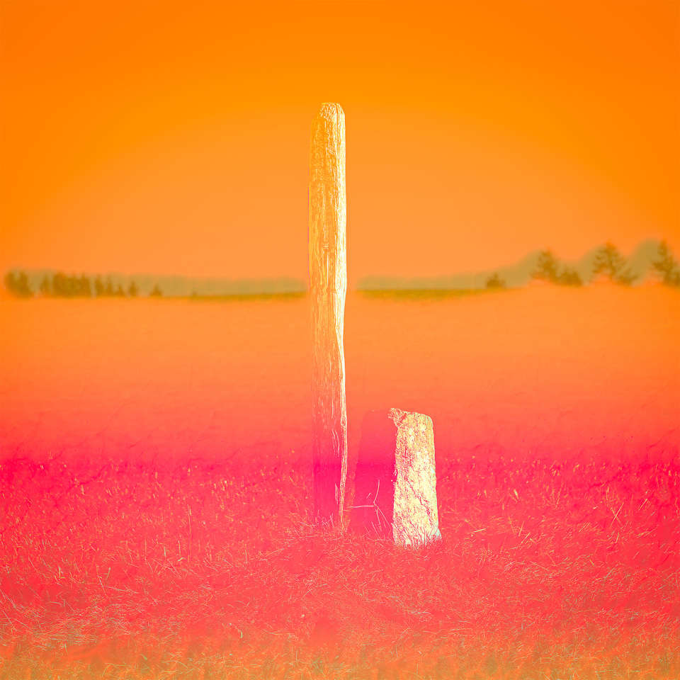 Deux poteaux en bois dans un champ avec un ciel orange vif et un sol rose.