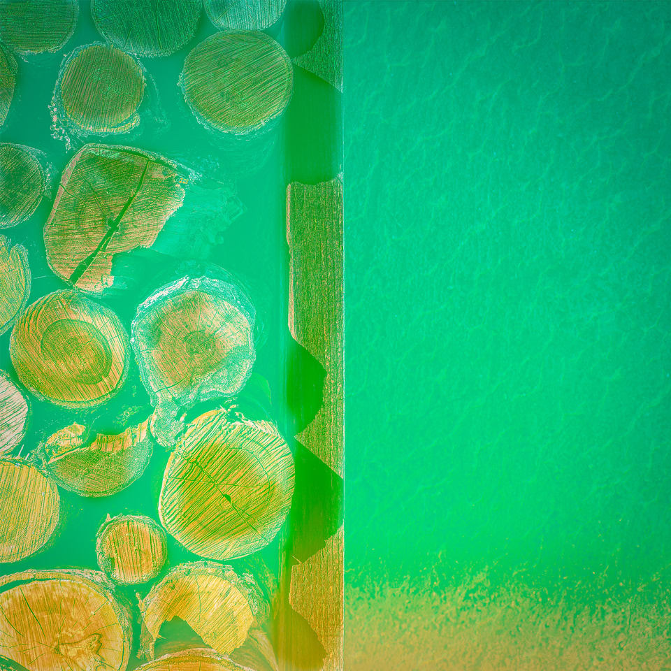 Vue aérienne de formations circulaires dans une eau turquoise, avec une séparation droite entre les cercles et une zone d'eau unie.
