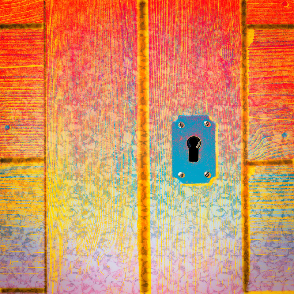 Porte en bois colorée avec une serrure noire au centre.