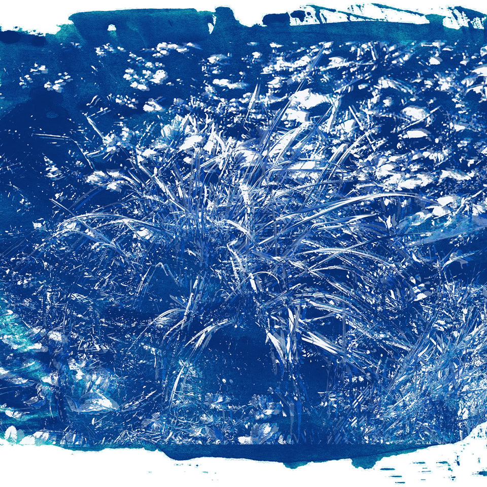 Peinture abstraite bleue avec des motifs tourbillonnants et texturés.