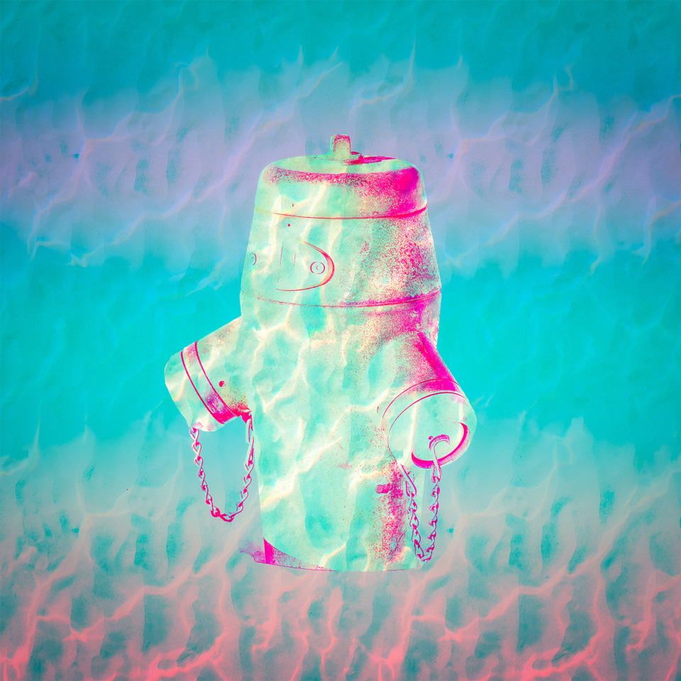 Borne d'incendie colorée en rose et bleu sur un fond abstrait aux teintes similaires.