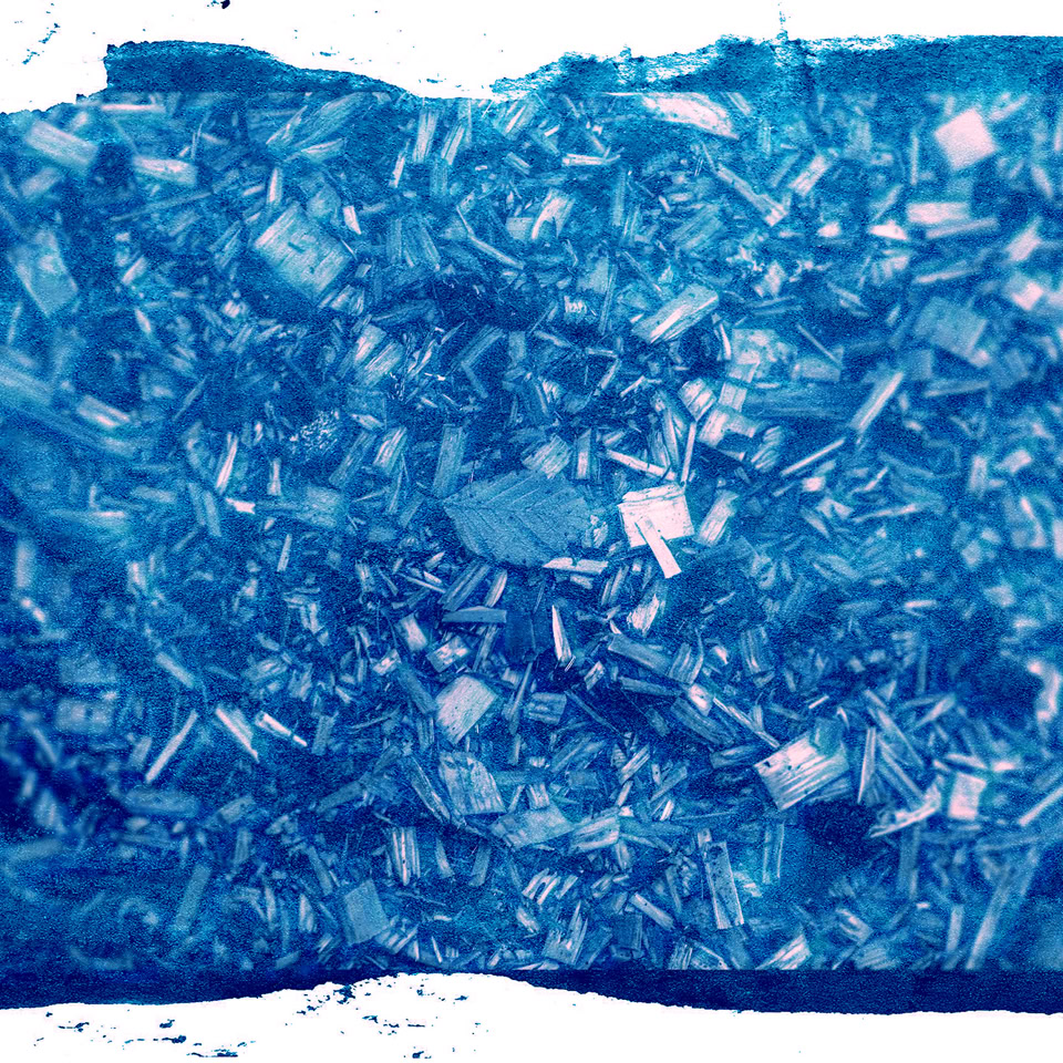 Image abstraite en bleu avec des motifs irréguliers et des formes géométriques.