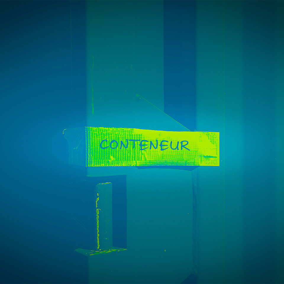 Image d'un conteneur avec un scotch jaune et vert-bleu portant l'inscription "CONTENEUR" en lettres bleu-vert.