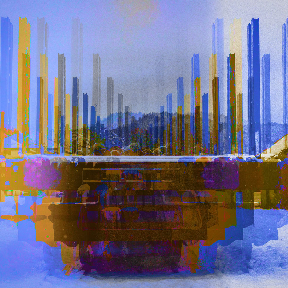 Image abstraite avec des formes géométriques colorées et des lignes verticales sur un fond de paysage enneigé.