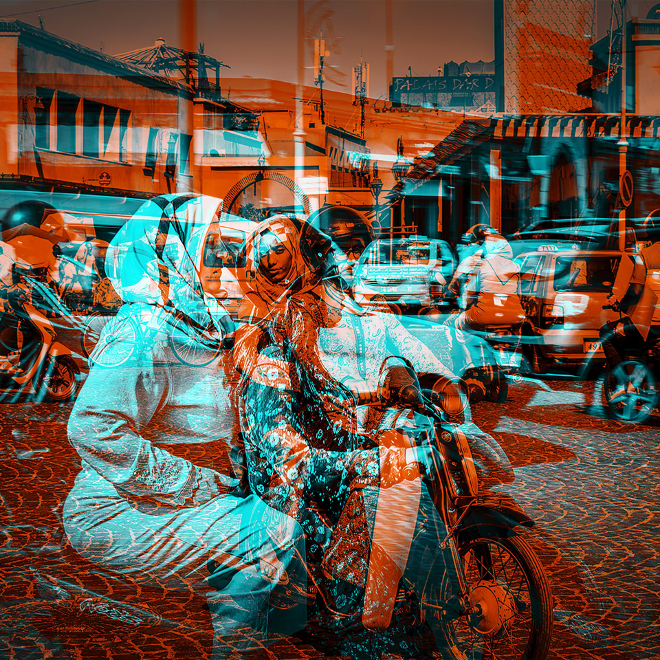 Deux personnes sur une moto dans une rue animée avec plusieurs autres motos et voitures en arrière-plan. L'image a un effet de double exposition avec des teintes orange et bleu.