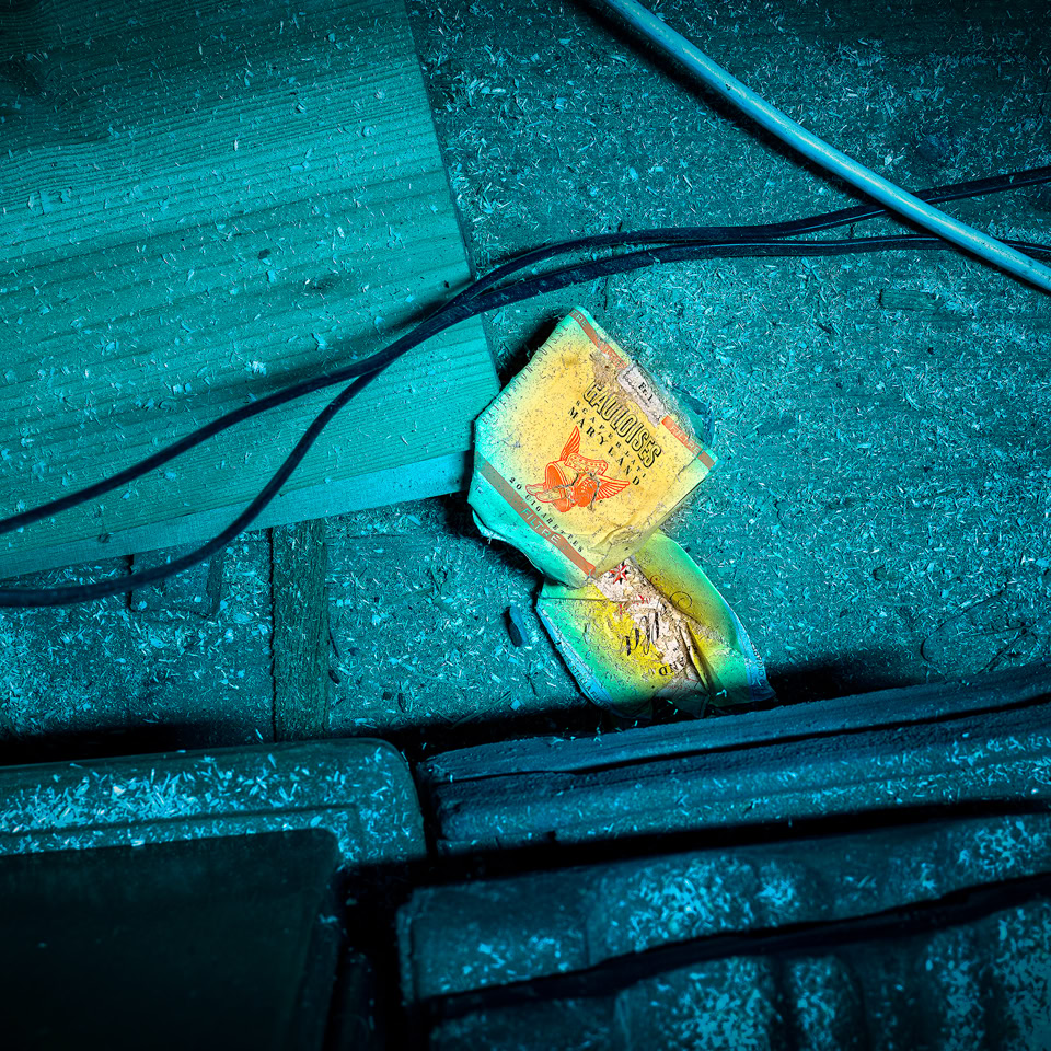 Anciens paquets de cigarettes jetés nonchalement au sol