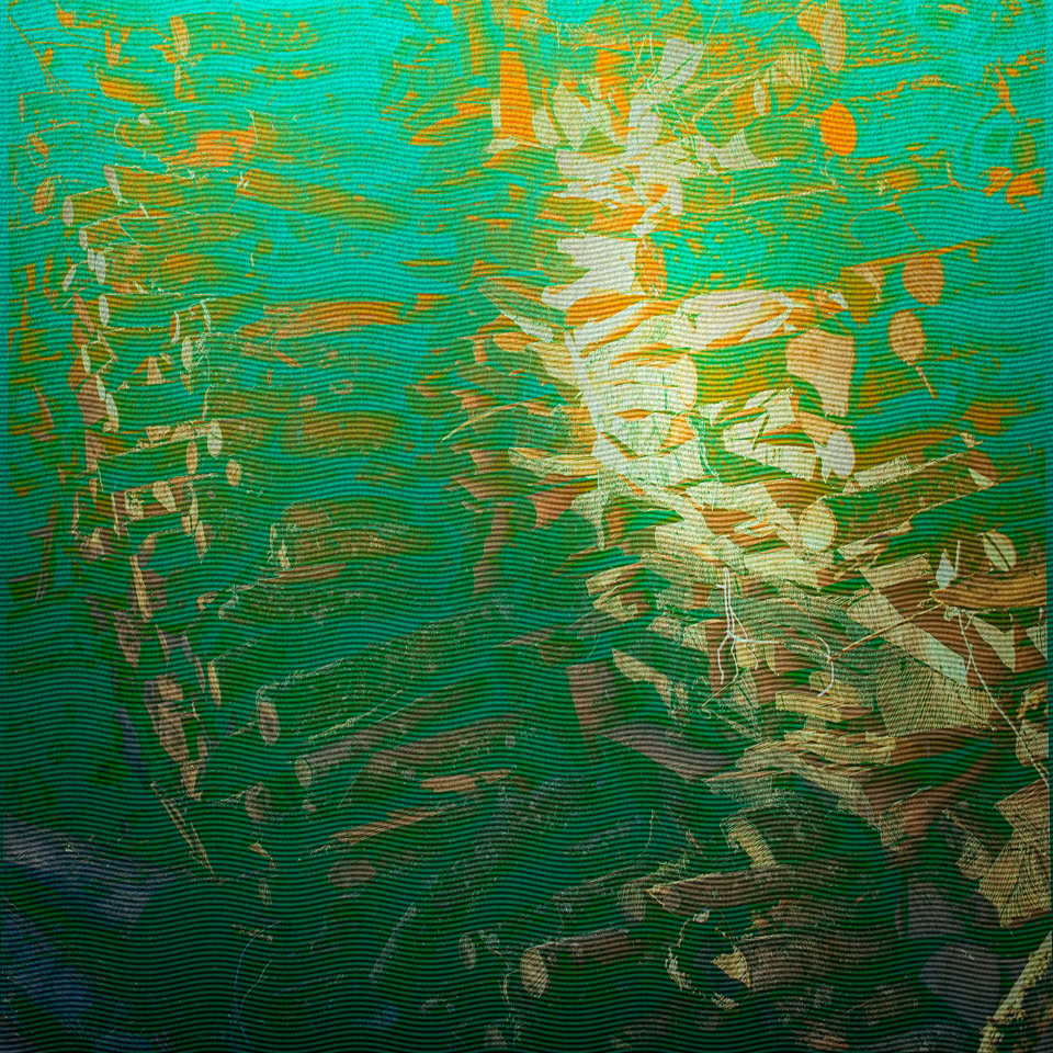 Peinture abstraite avec des formes géométriques et des couleurs vertes, orange et blanches.